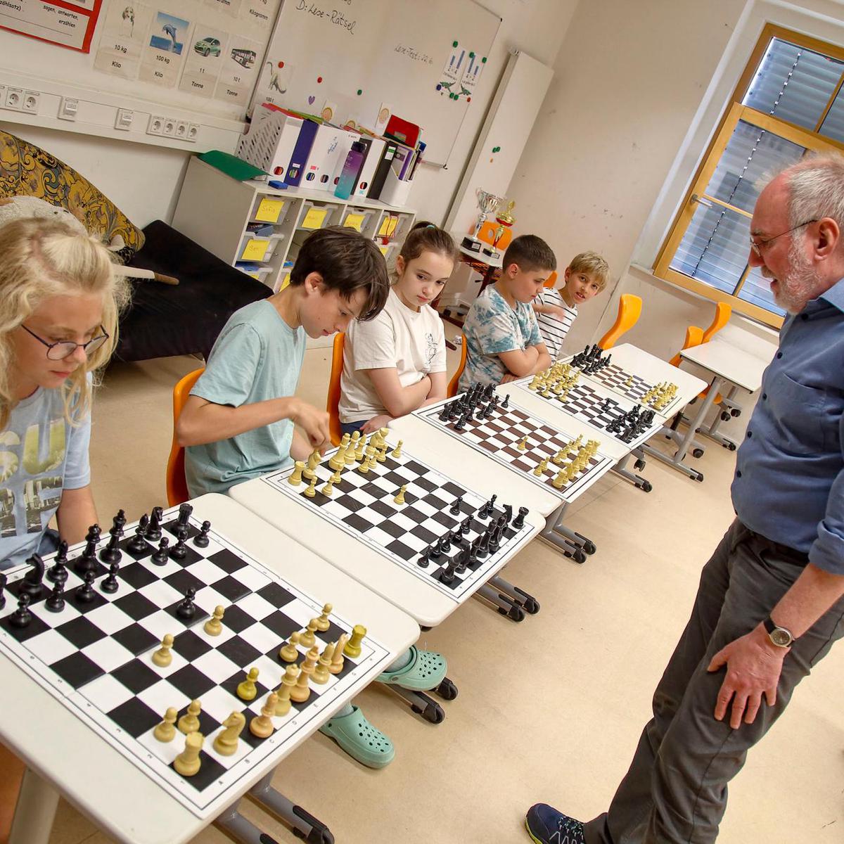 Büttelborner Pestalozzischüler üben sich in Schach
