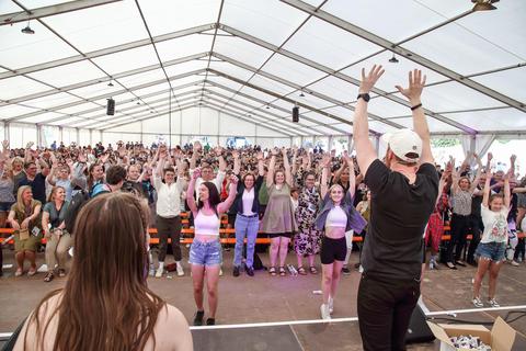Die gut 1500 Besucher der Eröffnungsfeier des Jugendkirchentags haben sich mit Musik und Tanz auf die elfte Auflage der Veranstaltung eingestimmt. Foto: Frank Möllenberg