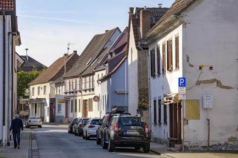 Der Kreis Groß-Gerau möchte Hauseigentümer gemeinsam mit der Stadt Gernsheim bei der energetischen Sanierung von Wohngebäuden unterstützen (hier die Heiligenstraße im Bezirk Mitte der Innenstadt). © Robert Heiler