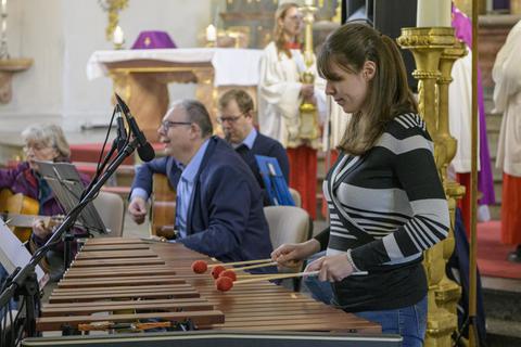 Seit langer Zeit gestalten Musiker den Familiengottesdienst der katholischen Gemeinde Gernsheim mit. Robert Heiler