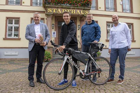 Bastien Bodnar (vorne) besucht seinen Schulfreund Maxim Schug (Zweiter von rechts) und dessen Vater Klaus Schug (rechts). Bürgermeister Peter Burger (links) würdigte das mit einem Empfang. Foto: Heiler