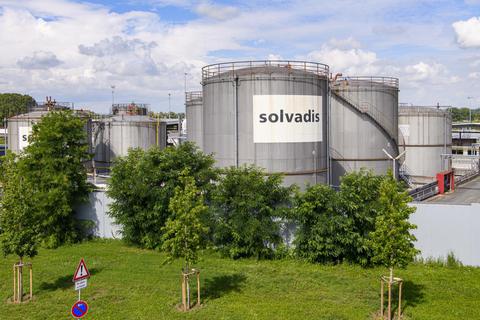 Einige Gernsheim leben nur 35 Meter entfernt vom Solvadis-Tanklager. Nun will die Firma die Kapazität um 70 Prozent ausbauen. Foto: Robert Heiler