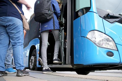 Aufgrund des Fischerfestes in Gernsheim passt die LNVG ihren Bus-Fahrplan an. Symbolfoto: dpa