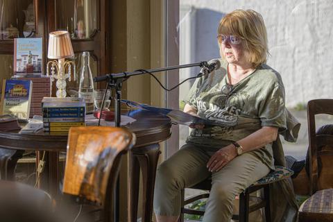 Autorin Gertraude Selzer hat im Café Omalisbeth in Gernsheim aus ihrem Buch „Tod in der Schöfferstadt“ gelesen. Robert Heiler
