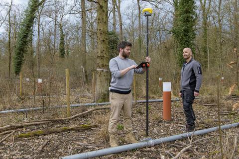 Auf dem Versuchsfeld im Stadtwald zu sehen sind der wissenschaftliche Mitarbeiter der NW-VA Michael Köhler (rechts) und Till Thomas, Masterstudent an der Goethe-Universität Frankfurt/Main, beim Einlesen der GPS-Daten. © Robert Heiler