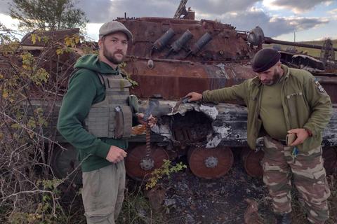 Daniel Twardzik (links) mit einem ukrainischen Soldaten vor einem zerstörten russischen Panzer. Unermüdlich bringt er Hilfsgüter in das Kriegsgebiet. Foto: Twardzik