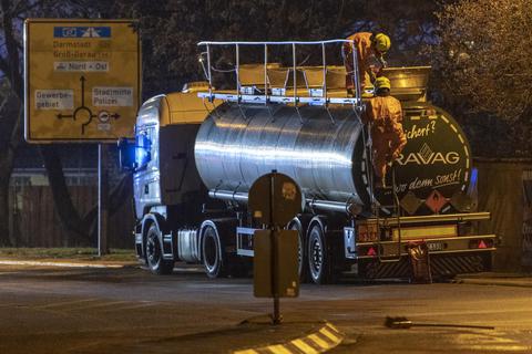 Ein Lastwagen hat in Gernsheim hochentzündliches Lösungsmittel verloren. Foto: Vollformat / Robert Heiler 