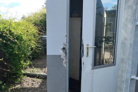 Eine der von Einbrechern beschädigten Türen im Tierheim Gernsheim.