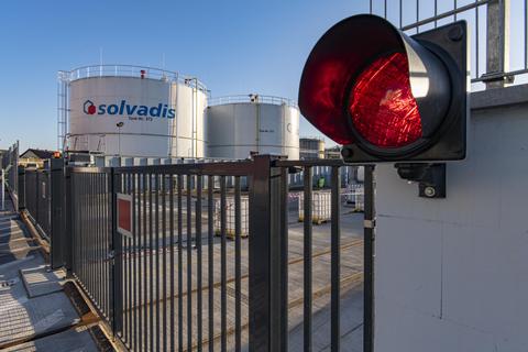 Solvadis will das Chemikalien-Tanklager am Gernsheimer Hafen um fünf 22 Meter hohe Tanks erweitern. Foto: Vollformat/Robert Heiler
