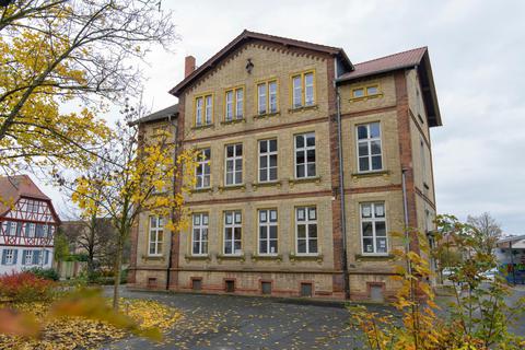 Die Sanierung der Alten Realschule steht auf der Liste der Bauprojekte, die die Stadt Gernsheim aktuell plant.  Foto: Robert Heiler 