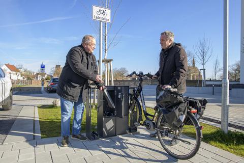 Andreas Goetze vom Tiefbauamt und Patrick Schumann Amtsleiter Tiefbauamt (von links) haben die neue Fahrradladestation am Gernsheimer Ärztehaus ausprobiert. Foto: Robert Heiler