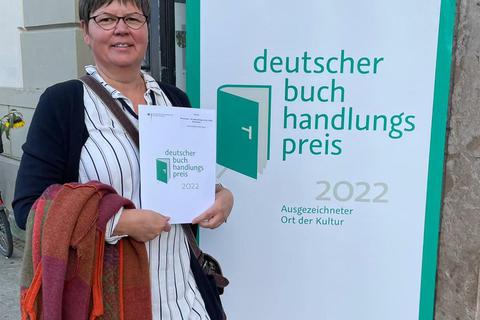 Christina Müllender hat für ihre Buchhandlung in der Villa Herrmann den mit 7000 Euro dotierten Deutschen Buchhandlungspreis erhalten. © VRM