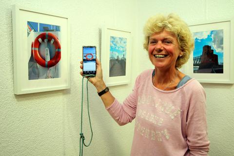 Heike Pockrandt, Stadtverordnete der Grünen, hat das Smartphone als Fotoapparat für sich entdeckt. Foto: Ulrich von Mengden