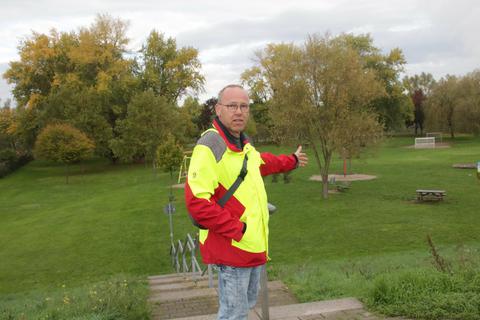 Thomas Kirdorf, Vorsitzender der DLRG Rhein-Main in Kastel, zeigt eine der Stellen auf dem Gustavsburger Damm, wo eine Notrufsäule aufgestellt werden soll. © Ralph Keim
