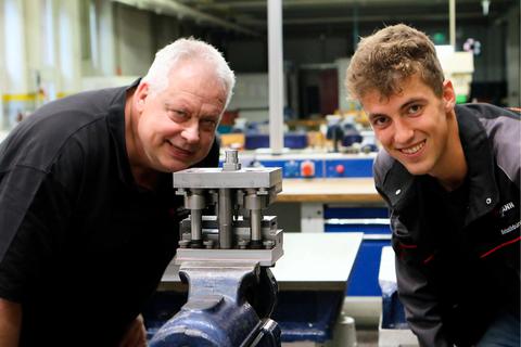 Patrick Andres (rechts), hier mit seinem Ausbilder Rolf Hamm von Hörmann Automotive, hat im Rahmen seines dualen Studiums eine überragende Gesellenprüfung als Werkzeug-Mechaniker abgelegt. © Ulrich von Mengden
