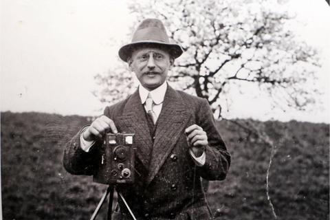 Der Ginsheimer Fotograf Wilhelm Fauth (1885 bis 1956) war ein Meister der Selbstinszenierung. Eine Auswahl aus seinem rund 10 000 Bilder umfassenden Nachlass gibt es im Heimatmuseum zu sehen. © Ulrich von Mengden