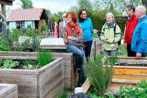 Viele neugierige Besucher waren beim Frühlingsfest im "Garten der Vielfalt" (vorne Gartenmanagerin Dorothea Castor). Ulrich von Mengden