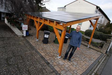 Wolfgang Friedrichs hat aus seiner Sicht eine mobile Solaranlage auf seinem Grundstück errichtet. Die Baubehörden haben aber den Abriss angeordnet. © Ulrich von Mengden