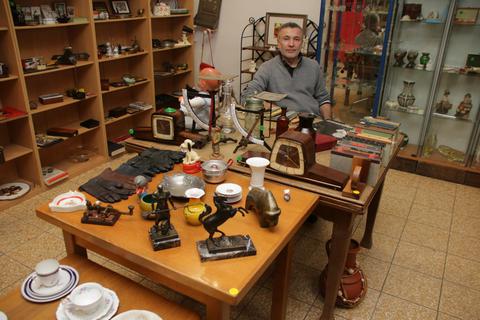 Seit dem Jahr 2013 betreibt Refik Duman in Gustavsburg die „Floh-Markthalle“, die in manchen Bereichen einem Heimatmuseum gleicht. © Ralph Keim