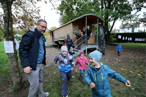Auch Bürgermeister Thorsten Siehr war dabei beim „Tag der offenen Tür“ drei Jahre Naturkindergarten. Foto: Ulrich von Mengden