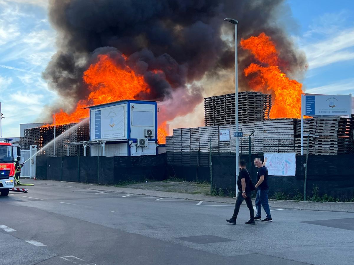 Großbrand im Industriegebiet in Ginsheim-Gustavsburg