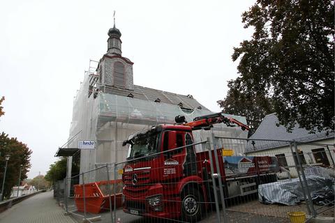 Das Schieferdach der evangelischen Kirche ist seit etwa sechs Wochen eingerüstet, denn die Sanierungarbeiten haben begonnen. Foto: Ulrich von Mengden