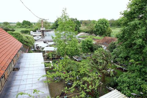 Im Vordergrund die bestehende Gärtnerei am Friedhof. Im hinteren Bereich der Gewächshäuser und angrenzend bis zur Neckarstraße soll um sie herum das seniorengerechte Wohnprojekt der „wohnvoll AG“ entstehen. Ulrich von Mengden