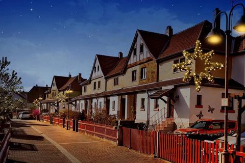Das Foto zeigt eine Montage mit den möglichen Weihnachtssternen in der Königswarter Straße. Illustration: Förderverein 