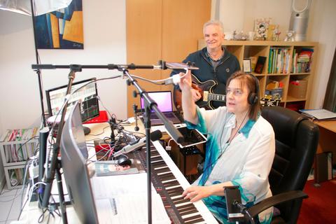 Die private Musikschule Maier hat aus der Corona-bedingten Notwendigkeit, Online-Unterricht zu bieten, eine Tugend gemacht: Christiane und Uwe Maier halten nun daran fest. © Ralph Keim