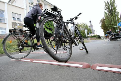 Im Herbst 2020 sind auf der Dammstraße Schwellen installiert worden, die schnelle Radfahrer ausbremsen sollten. Nach mehreren Unfällen sind diese wieder abmontiert worden. Archivfoto: Ulrich von Mengden
