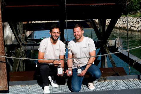 Dominik Bernard (links) und Matthias Delbé stellen mit ihrer Firma "Freudenstrom" das Gin-Destillat "GINsheimer" her und haben sich bei der Zutatenliste von der Getreideverarbeitung auf den Schiffsmühlen inspirieren lassen. Foto: Ulrich von Mengden 
