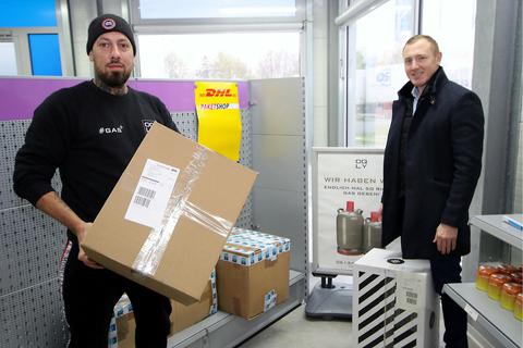 Mitarbeiter Sascha Gouasé (links) und Geschäftsinhaber Alexander Petrakow vom neuen Paketshop in der Adam-Opel-Straße im Gewerbegebiet „Am Mainspitzdreieck“. Foto: Ulrich von Mengden