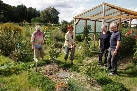 Dorothea Castor (Zweite von links) zeigt in dem von ihr initiierten „Garten der Vielfalt“ interessierten Hobbygärtnern, wie man mit einem „Sauzahn“ umgeht. Ralph Keim