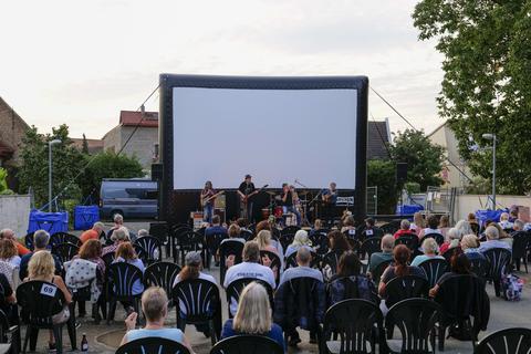 Die Band „Talk About“ sorgt vor dem Film für Stimmung im Open-Air-Kino. Foto: hbz/Stefan Sämmer