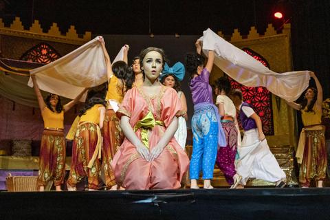 Prächtige Bühnenbilder, aufwendige Kostüme und eine überzeugende Ensembleleistung zeichnen die Inszenierung des Musicals „Der dritte Wunsch“ aus, den die „Stage Factory“ auf die Bühne der Stadthalle bringt. Foto: Vollformat/Alexander Heimann