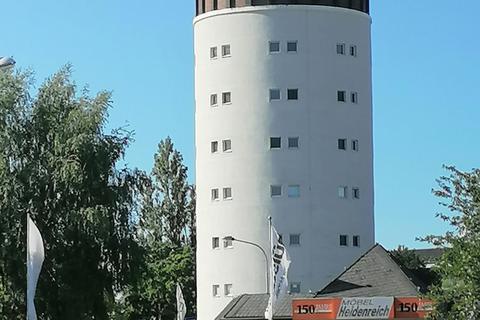 Der Wasserturm ist das Symbol der Wasserversorgung in der Kreisstadt, die ab Januar teurer wird. © Wulf-Ingo Gilbert