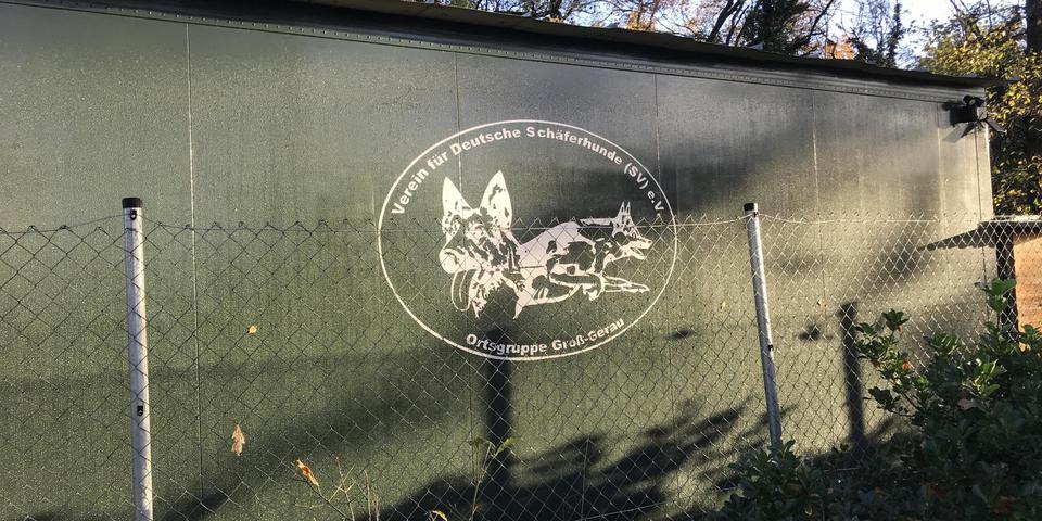 Das Logo des Groß-Gerauer Vereins für Deutsche Schäferhunde prangt nun auf der Außenwand eines Containers auf dem Vereinsgelände. Foto: Verein für Deutsche Schäferhunde Groß-Gerau