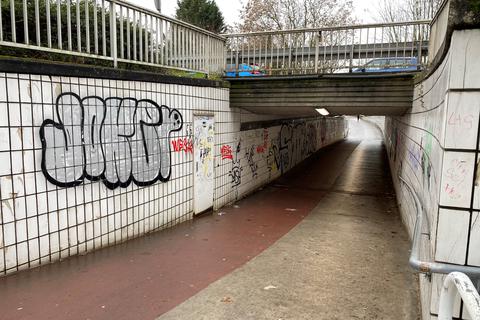 Graffiti und Schmierereien sind in der Unterführung am Hallenbad in Groß-Geau zu finden. 