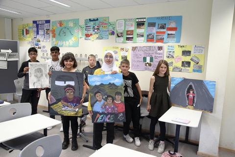 Bilder zum Thema Flucht, die Schmerz und Hoffnung ausdrücken, haben zwölf- bis 14-jährige Schüler der Groß-Gerauer Martin-Buber-Schule gemalt. Foto: Frank Möllenberg