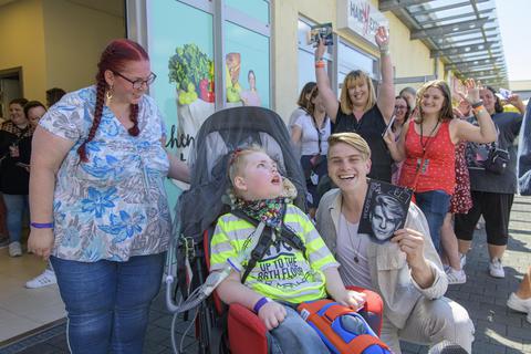 Sänger Vincent Groß machte seinem Fan, dem 10-jährigen Tobi aus Wiesbaden, ein besonderes Geschenk mit einer eigens für ihn signierten Autogrammkarte. Links Tobis Mutter Michaela Kirsch. Foto: Robert Heiler