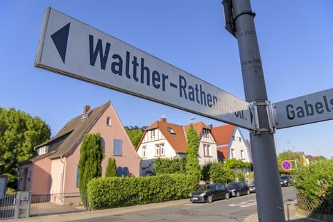 Eine Straße erinnert in Groß-Gerau an den vor 100 Jahren ermordeten Außenminister Walther Rathenau. Fotos: Robert Heiler/dpa