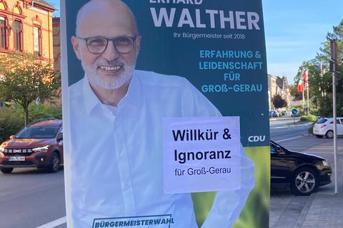 Immer wieder werden die Plakate von Groß-Geraus Bürgermeister Erhard Walther (CDU) im Wahlkampf mit Zusätzen versehen.