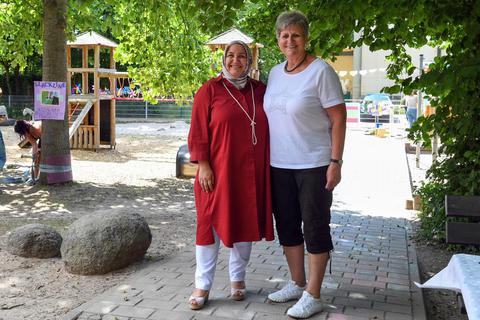 Cevik Mala-Caliskan leitet die Groß-Gerauer Kita Auf Esch, die jetzt 50 Jahre alt wurde. Unser Foto zeigt sie mit ihrer Vorgängerin Rosel Scherer-Hahn. Foto: Samantha Pflug