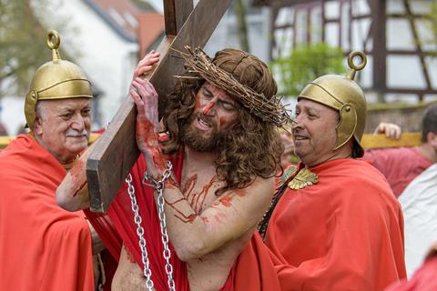 Eindrucksvolle Darbietung: Christian Dalla Libera mimt Jesus von Nazareth bei der „Via Crucis“ in Groß-Gerau. Robert Heiler