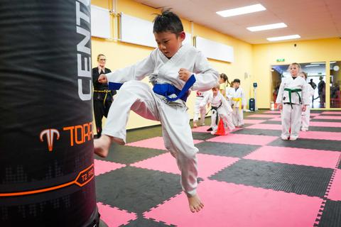 Seit dem Ende der Corona-Beschränkungen gibt es viele neue Mitglieder im Dojo. Die Kinder lernen dort auch Selbstverteidigungstechniken. Marc Schüler