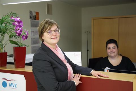 An ihrem ersten Arbeitstag als Geschäftsführerin der Kreisklinik Groß-Gerau wird Erika Raab als erstes von Empfangsmitarbeiterin Giuseppina Casaburi begrüßt. Foto: Vollformat/Frank Möllenberg