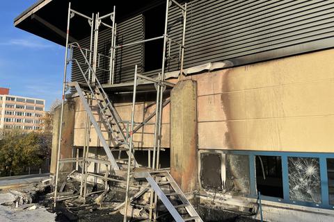 Bei einem Brand am Mittwochnachmittag ist die Turnhalle der Groß-Gerauer Grundschule Auf Esch erheblich beschädigt worden.	