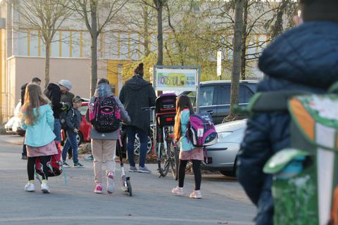 Zu Fuß, mit dem Roller oder mit dem Rad – so sollten die Grundschüler zu ihrer Schule, in diesem Fall der Nordschule, kommen, aber nicht mit dem Eltern-Taxi. Foto: Ralph Keim