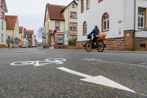 Wie sicher sind die Fahrrad-Streifen in der Jahnstraße? Die neue Verkehrsführung sorgt für massive Diskussionen. © Robert Heiler
