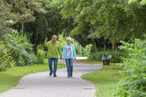 Die Friedrich-Ebert-Anlage ist heute ein beliebter Spazierweg in der Innenstadt, den auch Hans-Werner und Ute Kabey, hier zwischen Jahnstraße und Darmstädter Straße, gerne nutzen. Foto: Robert Heiler